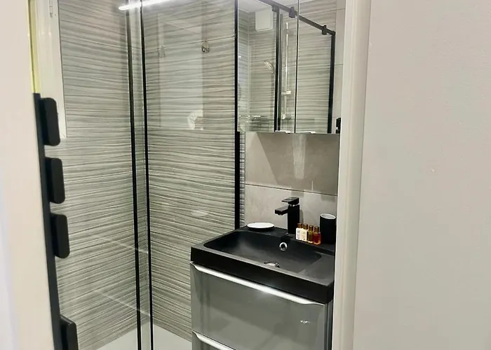 Holidays Yourhosthelper شقة *